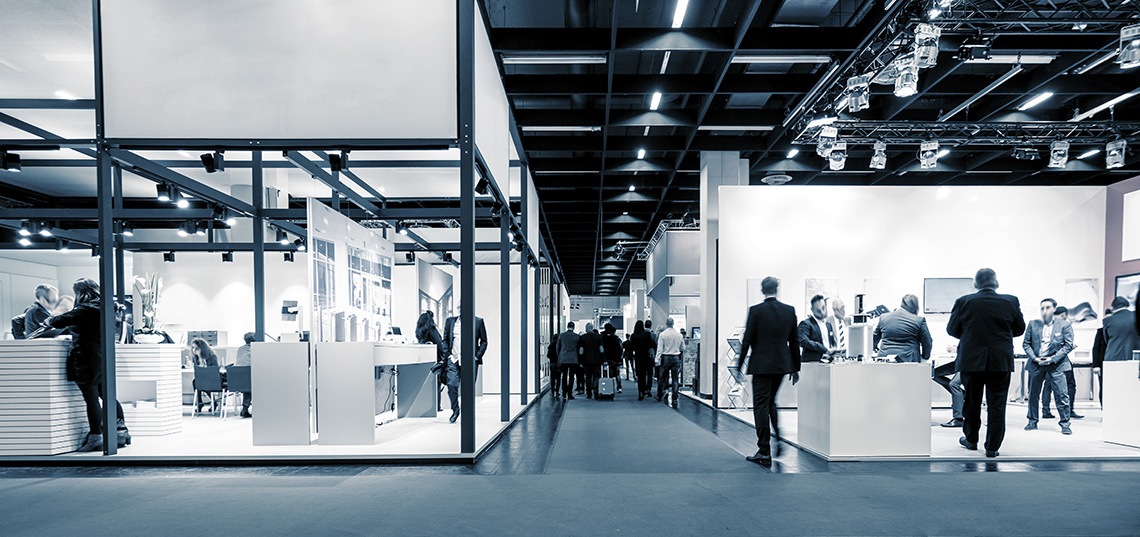 Stands traditionnesl et stands modulaire lors d'un salon professionnel 