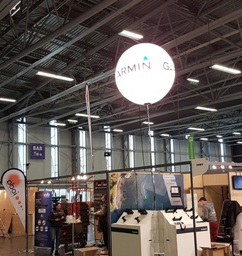 Ballon éclairant sur le stand de Garmin