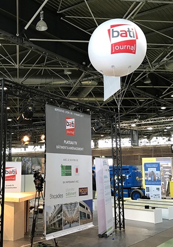 Ballon géant hélium 'Bati Journal' au salon batimat 