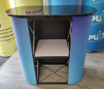Un comptoir d'accueil, vu du coté du vendeur